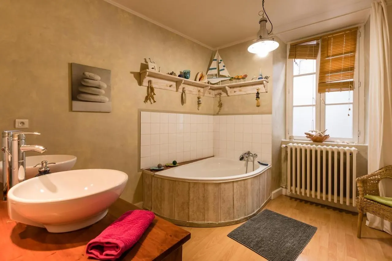 Cocon Familial - Gte De Charme Villa Die 0*,  France